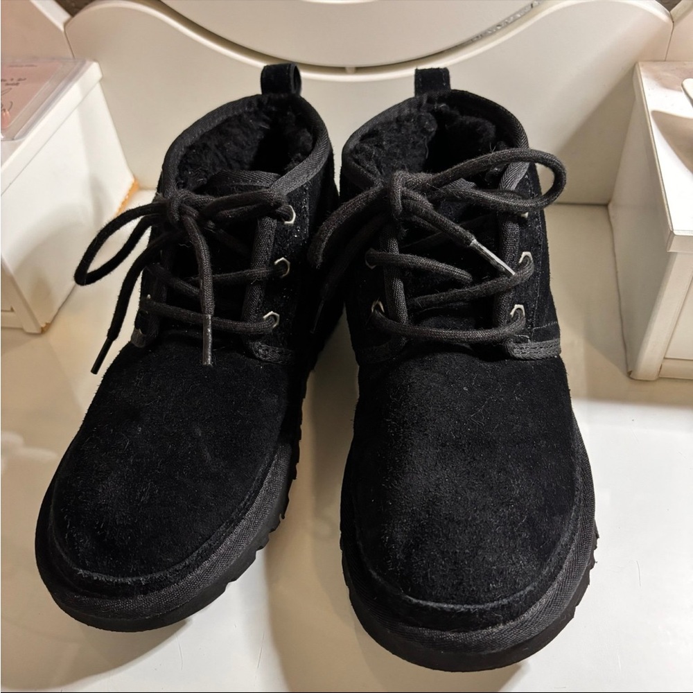 UGG neumel